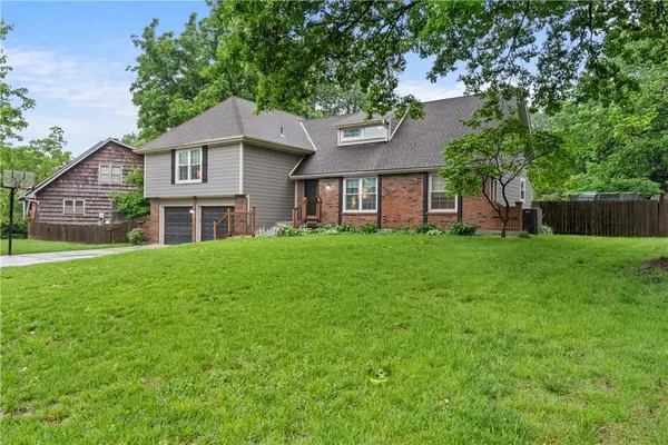 410 SE RICHARDSON PL, Lee's Summit, MO 64063