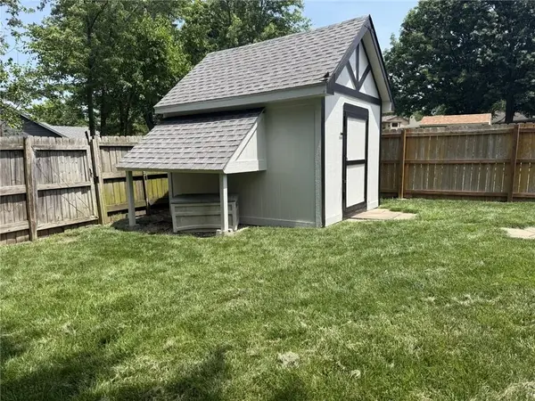 328 NE Greystone DR, Lee's Summit, MO 64063