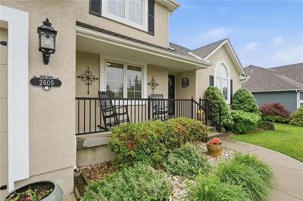 2605 SW Winterview CIR, Lee's Summit, MO 64081