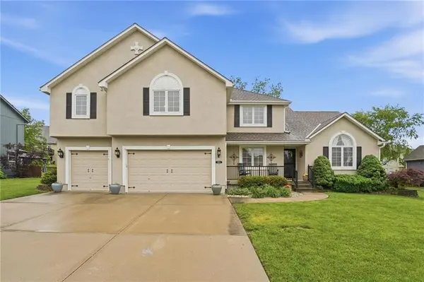 2605 SW Winterview CIR, Lee's Summit, MO 64081