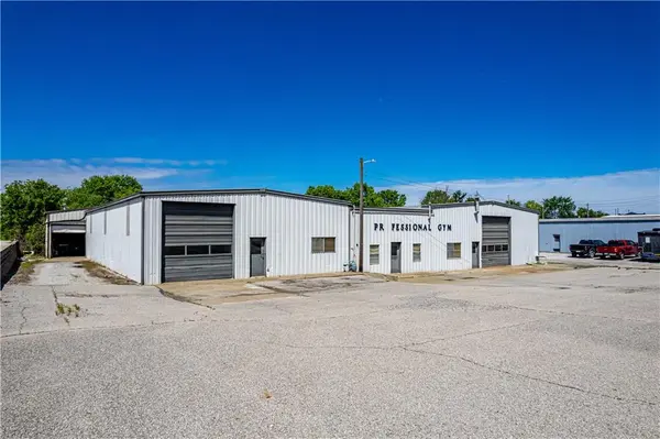 805 Cherokee DR, Marshall, MO 65340