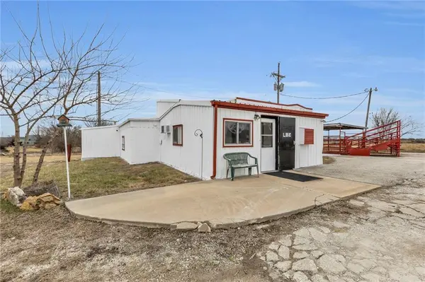 25400 W 319th ST, Paola, KS 66071
