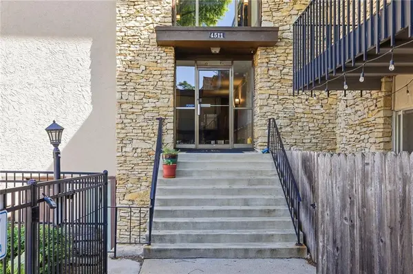 4511 Headwood DR #5, Kansas City, MO 64111