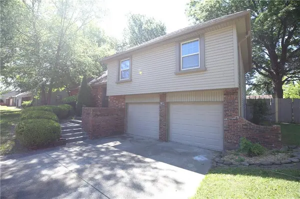 1908 Countryside DR, Pittsburg, KS 66762