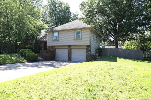 1908 Countryside DR, Pittsburg, KS 66762