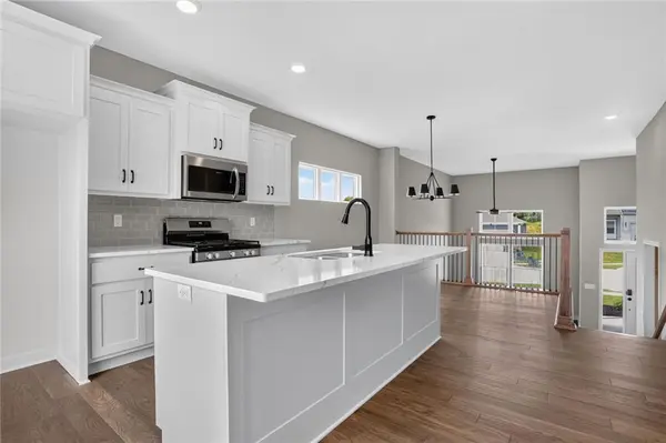 16268 Giorgia ST, Parkville, MO 64152