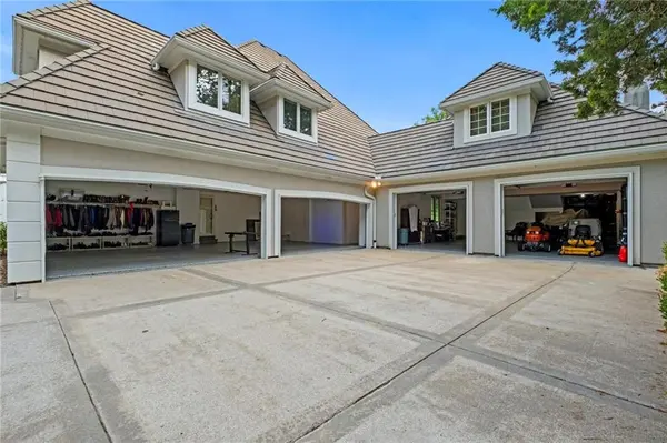 425 NE Saint Andrews CIR, Lee's Summit, MO 64064