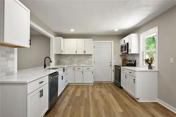 406 E 11th ST, Kearney, MO 64060