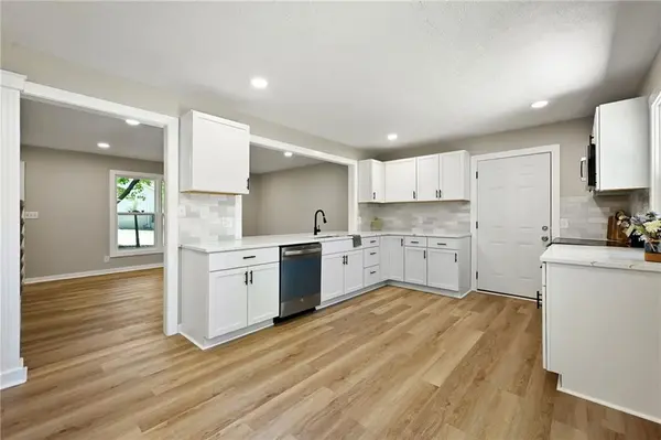 406 E 11th ST, Kearney, MO 64060