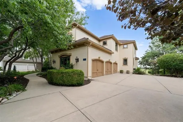 13905 Dearborn ST, Overland Park, KS 66223