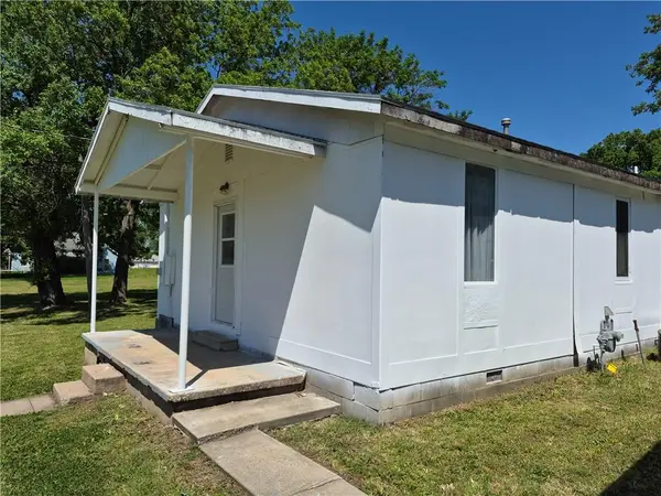 400 W 5th ST, Longton, KS 67352