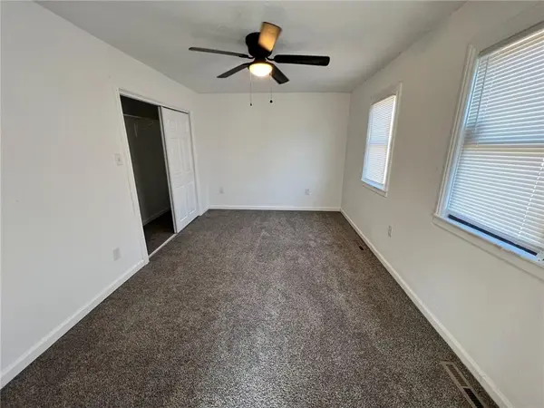 2019 Sunset DR, Oak Grove, MO 64075