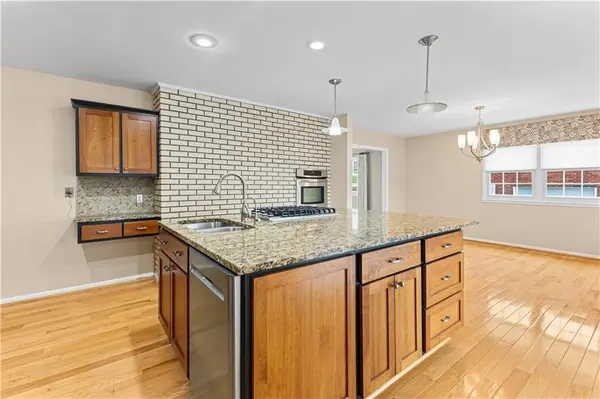1902 Park Ridge DR, St Joseph, MO 64503