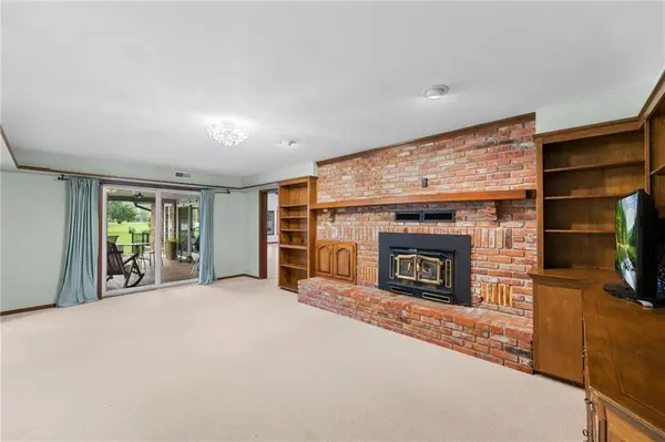 308 Canary LN, Iola, KS 66749