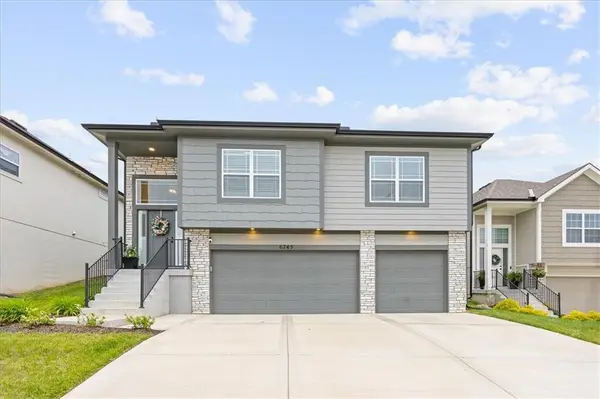 6745 Prairie LN, Parkville, MO 64152