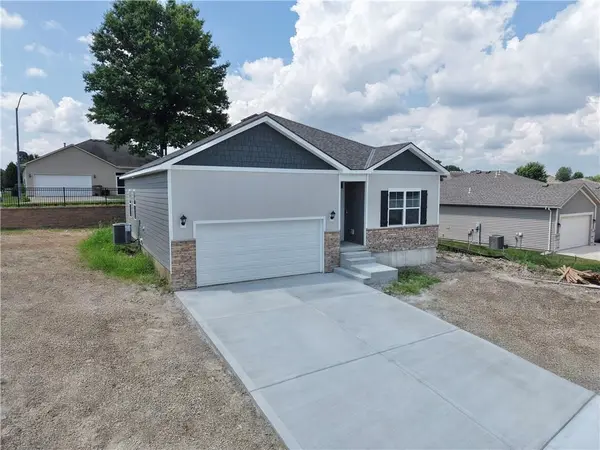 2211 Crestview PL, Raymore, MO 64083