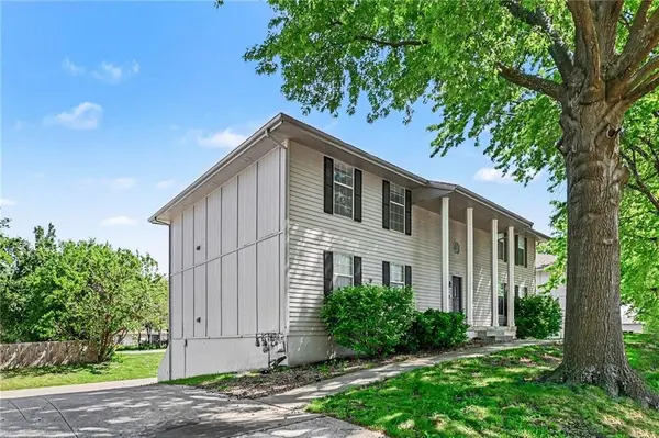 1310 NW Valley Woods CT, Grain Valley, MO 64029