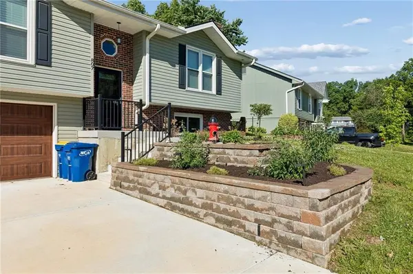 807 E Summit ST, Smithville, MO 64089