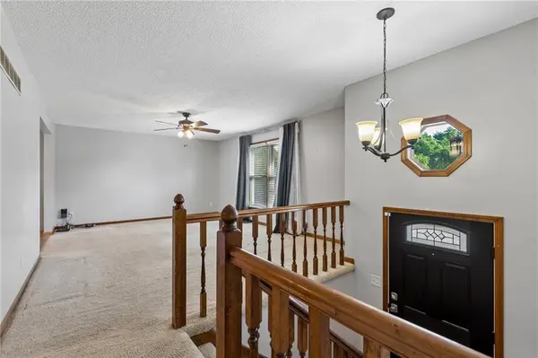 807 E Summit ST, Smithville, MO 64089