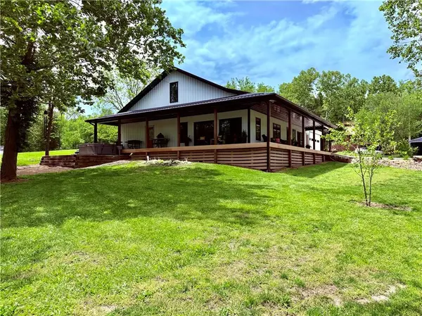 31745 Sleigh LN, Warsaw, MO 65355
