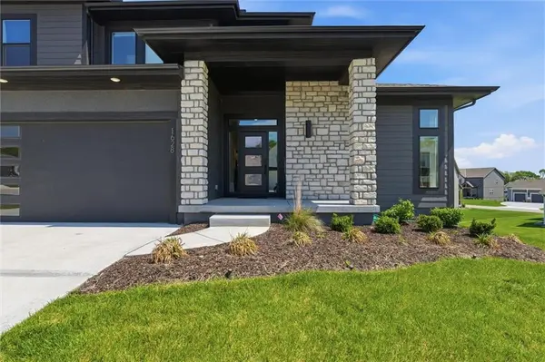 1628 SW Arborway TER, Lee's Summit, MO 64082