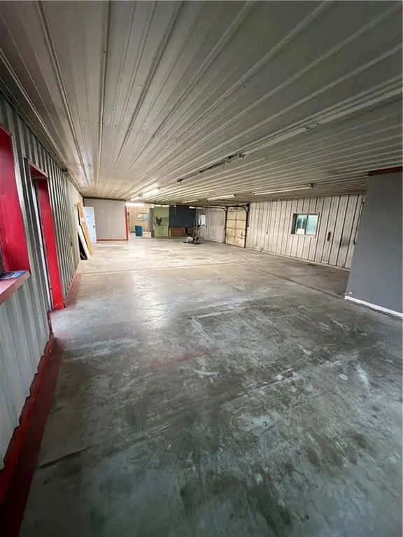19 W 3rd ST, Chanute, KS 66720