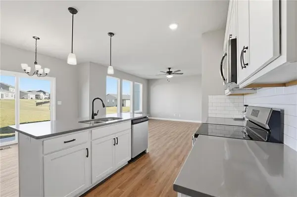 27017 E Dogwood LN, Lee's Summit, MO 64086