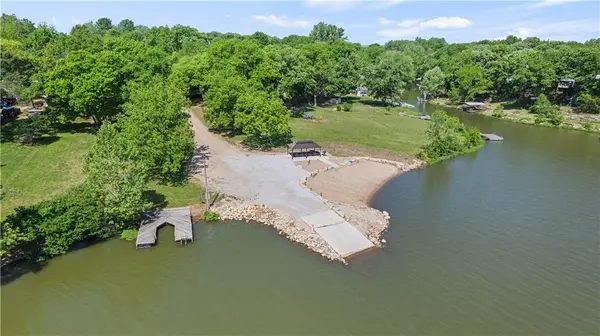 5037 Comanche LN, Mclouth, KS 66054