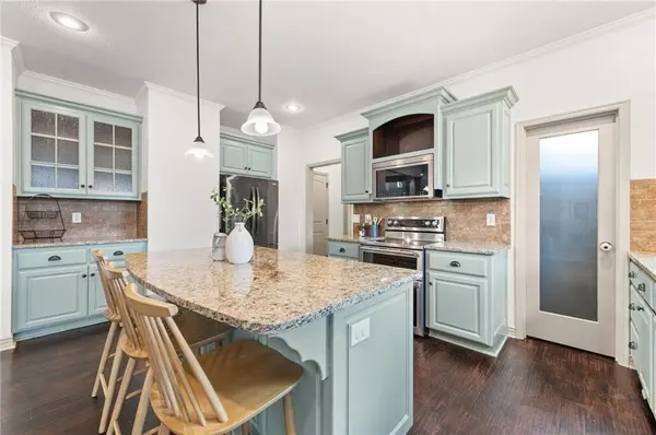1412 SW Whistle DR, Lee's Summit, MO 64082