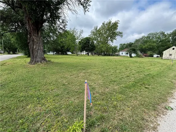 422 &428 E 3rd ST, Cherryvale, KS 67335