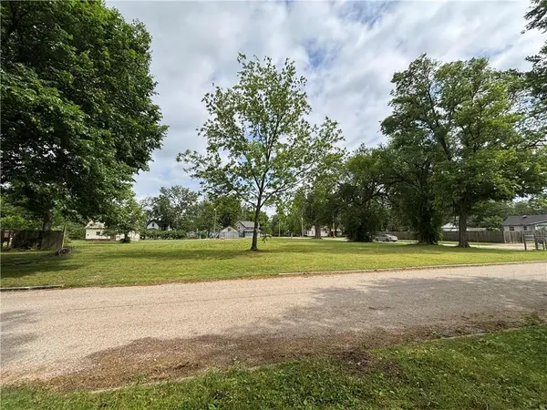 422 &428 E 3rd ST, Cherryvale, KS 67335