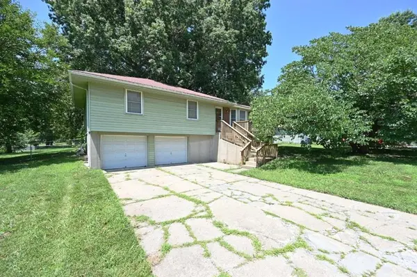 10526 N Walnut ST, Kansas City, MO 64155