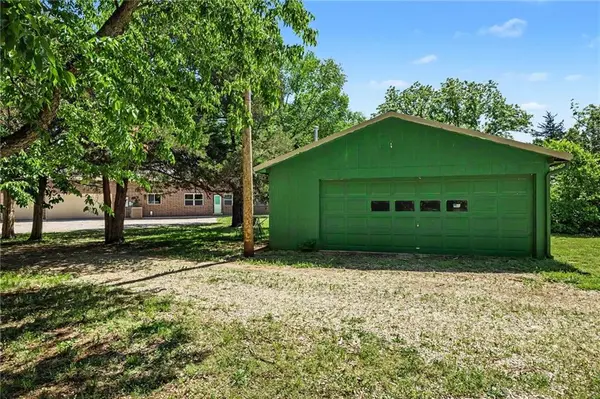 57 W Lake RD, Farlington, KS 66734