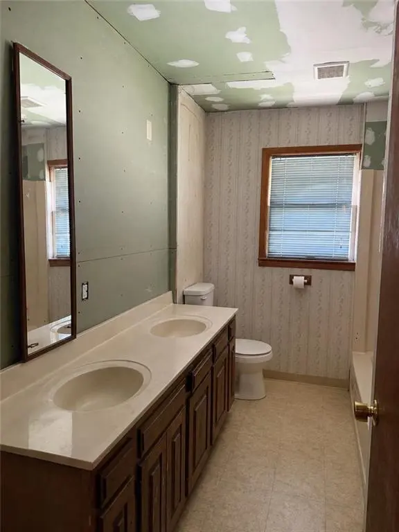 22211 E BLUE MILLS RD, Independence, MO 64058