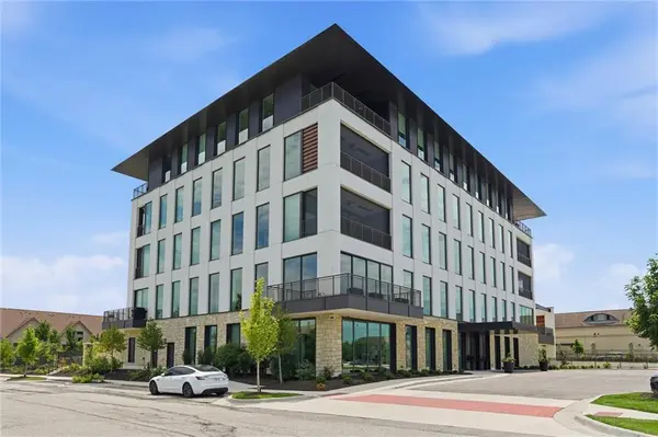4951 W 134 ST #201, Leawood, KS 66209
