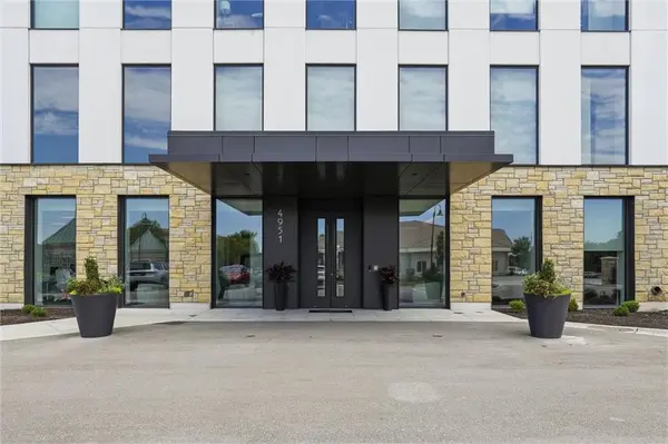 4951 W 134 ST #201, Leawood, KS 66209