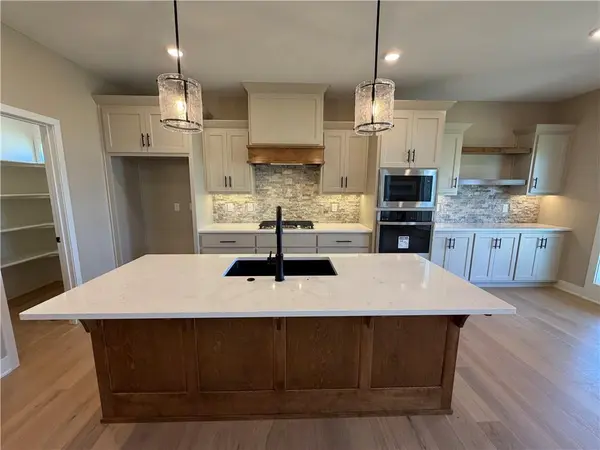 508 Skyview LN, Liberty, MO 64068
