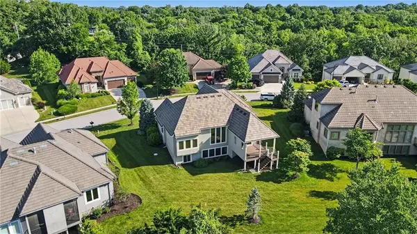 8245 Westlake DR, Parkville, MO 64152