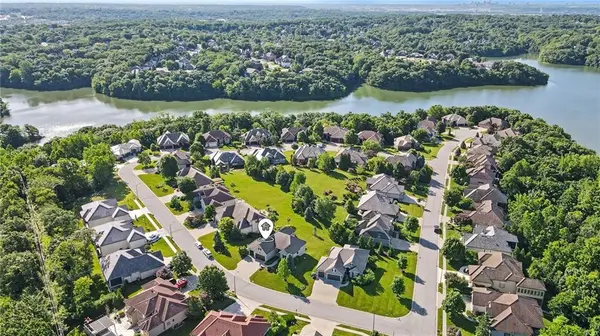 8245 Westlake DR, Parkville, MO 64152