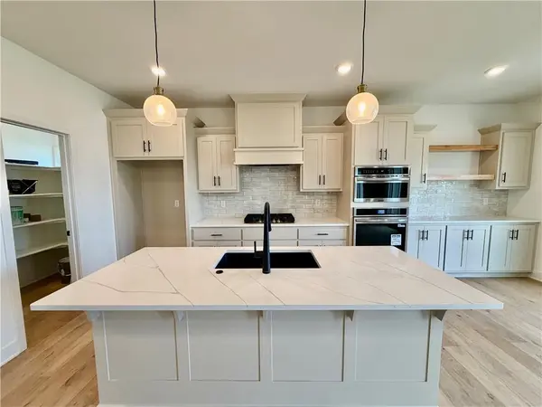 504 Skyview LN, Liberty, MO 64068