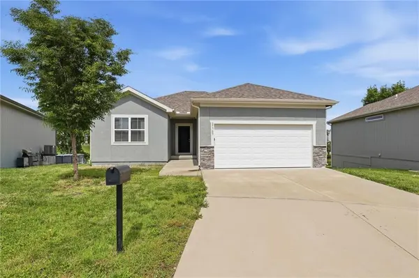 21709 N Ridge CT, Peculiar, MO 64078