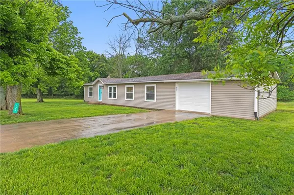 125 Silver Shadow LN, Linn Valley, KS 66040