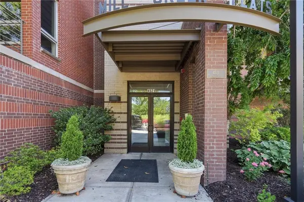 4521 Wornall RD #211, Kansas City, MO 64111