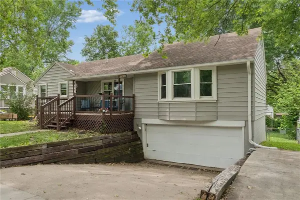 4900 NE Park LN, Kansas City, MO 64118
