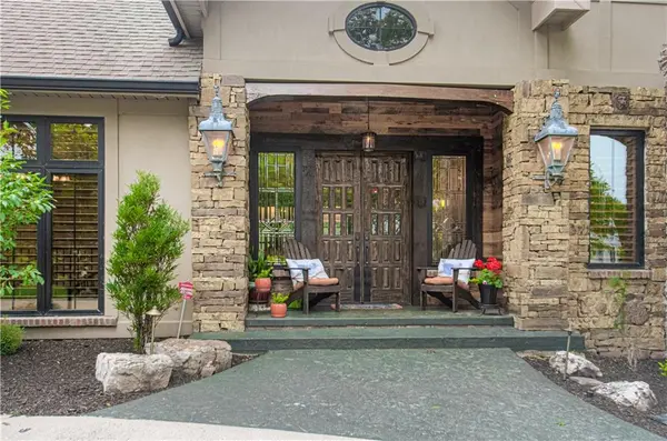 8700 Meadow LN, Leawood, KS 66206