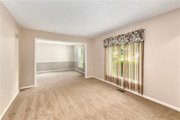 10119 EARNSHAW ST, Lenexa, KS 66215