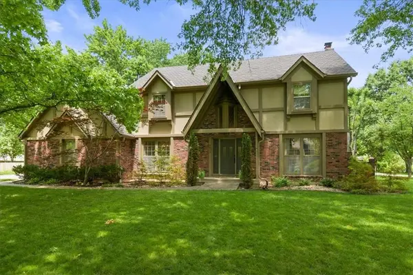 3613 NW Blue Jacket DR, Lee's Summit, MO 64064