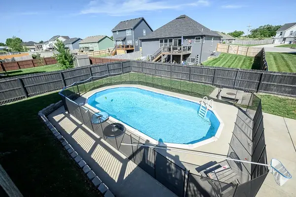 928 N Oak TER, Tonganoxie, KS 66086