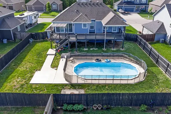 928 N Oak TER, Tonganoxie, KS 66086
