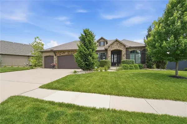 906 Creekmoor DR, Raymore, MO 64083